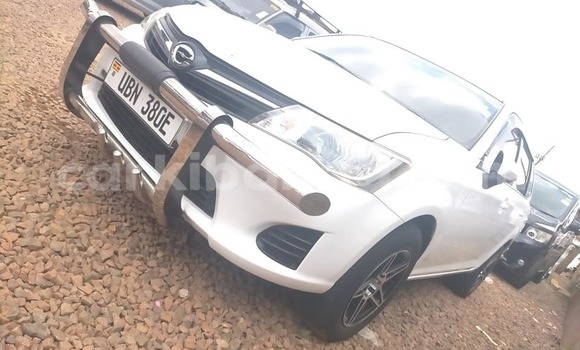 Acheter Occasion Voiture Toyota Fielder Blanc à Kampala, Ouganda Acheter Occasion Voiture Toyota Fielder Blanc à Kampala, Ouganda