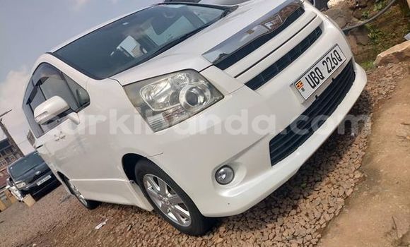 Nunua Ilio tumika Toyota Noah Nyeupe Gari ndani ya Kampala nchini Uganda