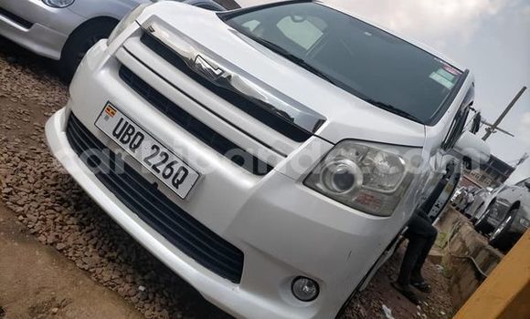 Acheter Occasion Voiture Toyota Noah Blanc à Kampala, Ouganda Acheter Occasion Voiture Toyota Noah Blanc à Kampala, Ouganda