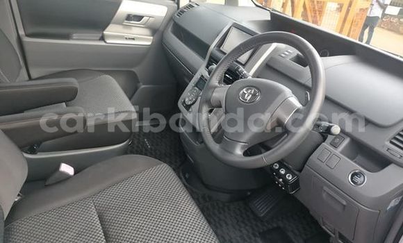 Acheter Occasion Voiture Toyota Noah Blanc à Kampala, Ouganda Acheter Occasion Voiture Toyota Noah Blanc à Kampala, Ouganda