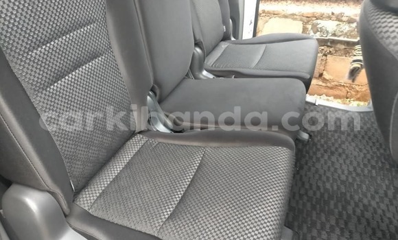 Acheter Occasion Voiture Toyota Noah Blanc à Kampala, Ouganda Acheter Occasion Voiture Toyota Noah Blanc à Kampala, Ouganda
