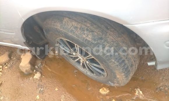 Acheter Occasion Voiture Toyota Starlet Gris à Kampala, Ouganda Acheter Occasion Voiture Toyota Starlet Gris à Kampala, Ouganda