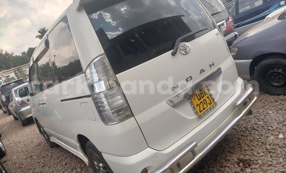 Acheter Occasion Voiture Toyota Noah Blanc à Kampala, Ouganda Acheter Occasion Voiture Toyota Noah Blanc à Kampala, Ouganda