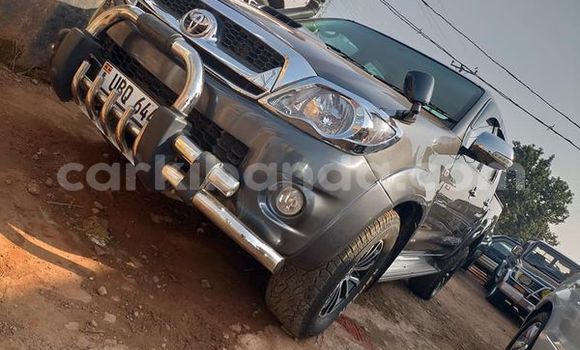 Nunua Ilio tumika Toyota Hiluxe VIGO Beige Gari ndani ya Kampala nchini Uganda