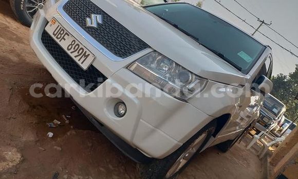Acheter Occasion Voiture Suzuki Escudo Blanc à Kampala, Ouganda