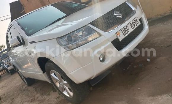 Acheter Occasion Voiture Suzuki Escudo Blanc à Kampala, Ouganda Acheter Occasion Voiture Suzuki Escudo Blanc à Kampala, Ouganda
