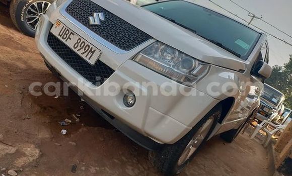 Acheter Occasion Voiture Suzuki Escudo Blanc à Kampala, Ouganda Acheter Occasion Voiture Suzuki Escudo Blanc à Kampala, Ouganda