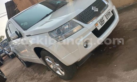 Acheter Occasion Voiture Suzuki Escudo Blanc à Kampala, Ouganda Acheter Occasion Voiture Suzuki Escudo Blanc à Kampala, Ouganda