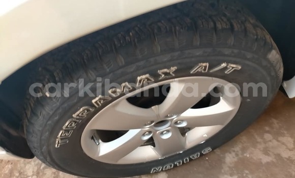 Acheter Occasion Voiture Suzuki Escudo Blanc à Kampala, Ouganda Acheter Occasion Voiture Suzuki Escudo Blanc à Kampala, Ouganda