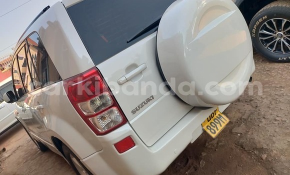 Acheter Occasion Voiture Suzuki Escudo Blanc à Kampala, Ouganda Acheter Occasion Voiture Suzuki Escudo Blanc à Kampala, Ouganda