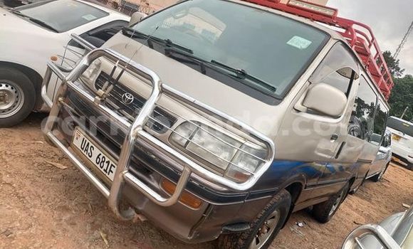 Gura Yakoze Toyota Hiace Brown Imodoka i Kampala mu Uganda