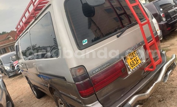 Acheter Occasion Voiture Toyota Hiace Marron à Kampala, Ouganda Acheter Occasion Voiture Toyota Hiace Marron à Kampala, Ouganda