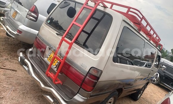 Acheter Occasion Voiture Toyota Hiace Marron à Kampala, Ouganda Acheter Occasion Voiture Toyota Hiace Marron à Kampala, Ouganda