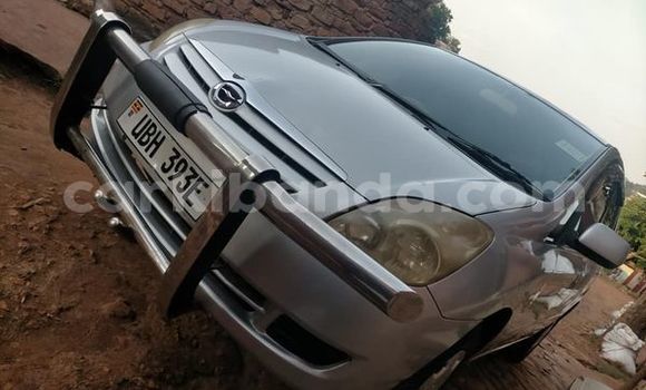 Gura Yakoze Toyota Spacio Silver Imodoka i Kampala mu Uganda