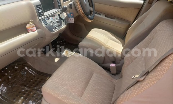 Acheter Occasion Voiture Toyota Raum Bleu à Kampala, Ouganda Acheter Occasion Voiture Toyota Raum Bleu à Kampala, Ouganda