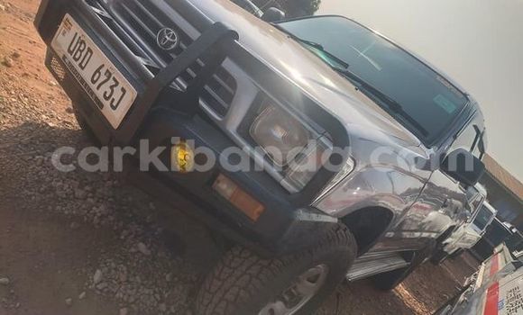 Acheter Occasion Voiture Toyota Hilux Gris à Kampala, Ouganda Acheter Occasion Voiture Toyota Hilux Gris à Kampala, Ouganda