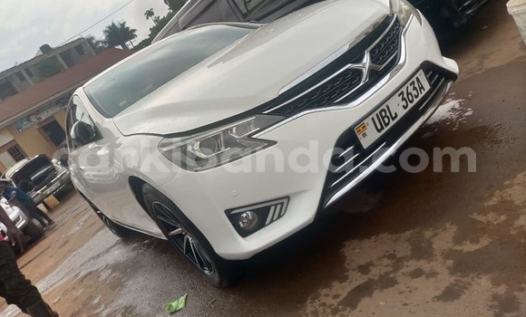 Acheter Occasion Voiture Toyota Mark X Blanc à Kampala, Ouganda Acheter Occasion Voiture Toyota Mark X Blanc à Kampala, Ouganda