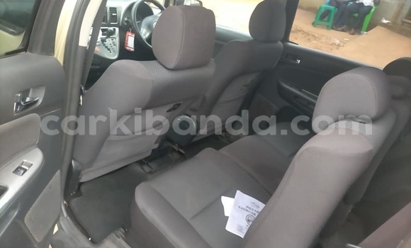 Acheter Occasion Voiture Toyota Wish Beige à Kampala, Ouganda Acheter Occasion Voiture Toyota Wish Beige à Kampala, Ouganda