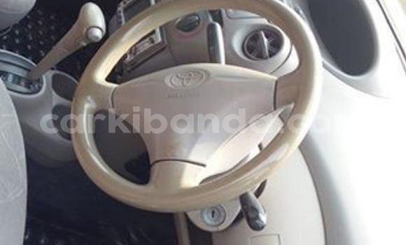 Gura Yakoze Toyota Platz Silver Imodoka i Kampala mu Uganda Gura Yakoze Toyota Platz Silver Imodoka i Kampala mu Uganda