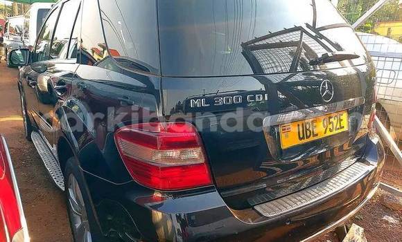 Acheter Occasion Voiture Mercedes‒Benz ML–Class Noir à Bombo, Central Acheter Occasion Voiture Mercedes‒Benz ML–Class Noir à Bombo, Central