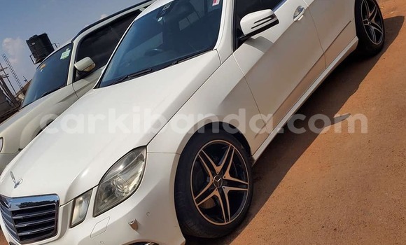Nunua Ilio tumika Mercedes‒Benz E–Class Nyeupe Gari ndani ya Bugembe nchini Mashariki