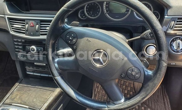 Gura Yakoze Mercedes‒Benz E–Class White Imodoka i Bugembe mu Eastern Gura Yakoze Mercedes‒Benz E–Class White Imodoka i Bugembe mu Eastern