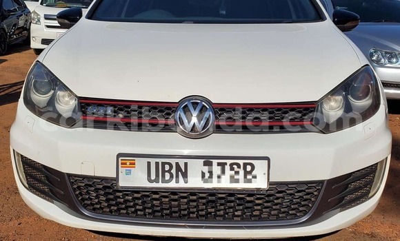 Gura Yakoze Volkswagen Golf White Imodoka i Bugembe mu Eastern