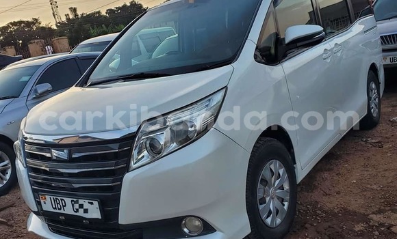 Gura Yakoze Toyota Noah White Imodoka i Bugiri mu Eastern