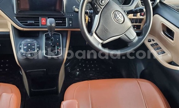 Gura Yakoze Toyota Noah White Imodoka i Bugiri mu Eastern Gura Yakoze Toyota Noah White Imodoka i Bugiri mu Eastern