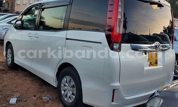 Gura Yakoze Toyota Noah White Imodoka i Bugiri mu Eastern Gura Yakoze Toyota Noah White Imodoka i Bugiri mu Eastern