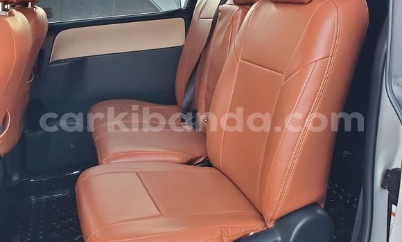 Gura Yakoze Toyota Noah White Imodoka i Bugiri mu Eastern Gura Yakoze Toyota Noah White Imodoka i Bugiri mu Eastern