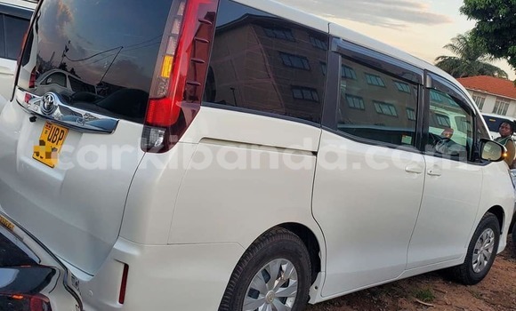 Gura Yakoze Toyota Noah White Imodoka i Bugiri mu Eastern Gura Yakoze Toyota Noah White Imodoka i Bugiri mu Eastern