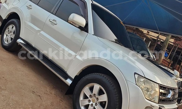 Gura Yakoze Mitsubishi Pajero White Imodoka i Bombo mu Central Gura Yakoze Mitsubishi Pajero White Imodoka i Bombo mu Central