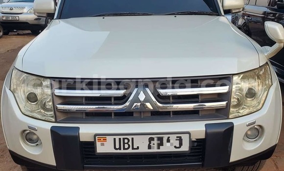 Gura Yakoze Mitsubishi Pajero White Imodoka i Bombo mu Central Gura Yakoze Mitsubishi Pajero White Imodoka i Bombo mu Central