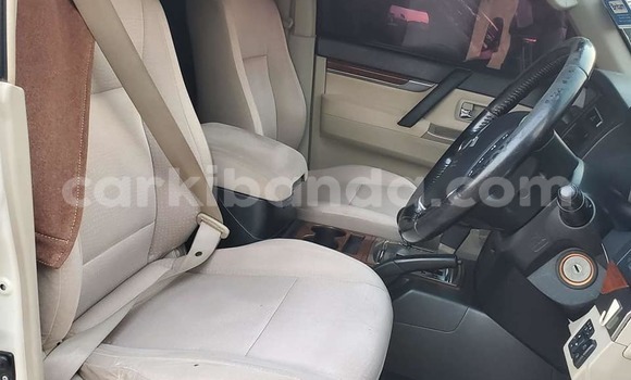 Gura Yakoze Mitsubishi Pajero White Imodoka i Bombo mu Central Gura Yakoze Mitsubishi Pajero White Imodoka i Bombo mu Central