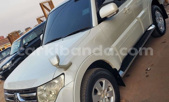 Gura Yakoze Mitsubishi Pajero White Imodoka i Bombo mu Central Gura Yakoze Mitsubishi Pajero White Imodoka i Bombo mu Central