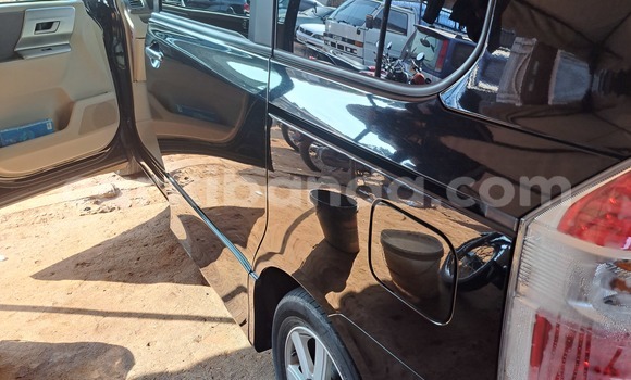 Nunua Imported Toyota Noah Nyeusi Gari ndani ya Kampala nchini Uganda
