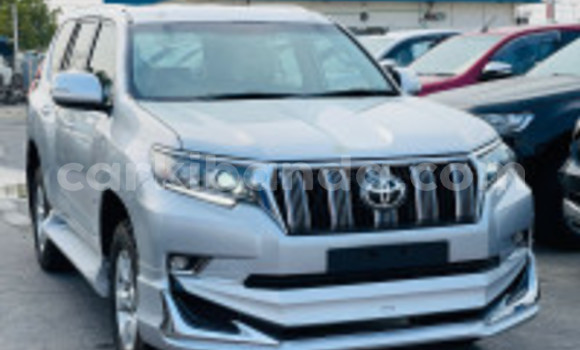 Gura Yakoze Toyota Prado Silver Imodoka i Kampala mu Uganda