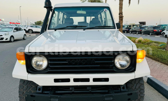 Gura Yakoze Toyota Land Cruiser White Imodoka i Kampala mu Uganda