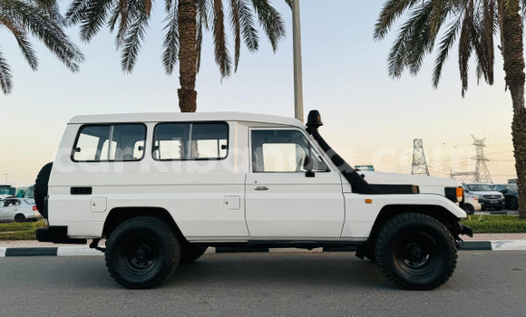 Buy Used Toyota Land Cruiser White Car in Kampala in Uganda Buy Used Toyota Land Cruiser White Car in Kampala in Uganda