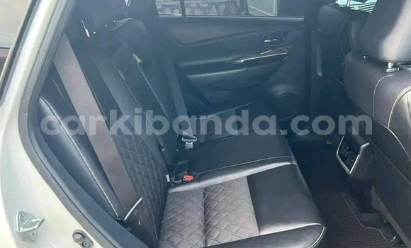 Gura Yakoze Toyota Harrier White Imodoka i Hoima mu Uganda Gura Yakoze Toyota Harrier White Imodoka i Hoima mu Uganda