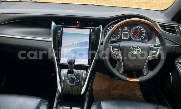 Gura Yakoze Toyota Harrier White Imodoka i Hoima mu Uganda Gura Yakoze Toyota Harrier White Imodoka i Hoima mu Uganda