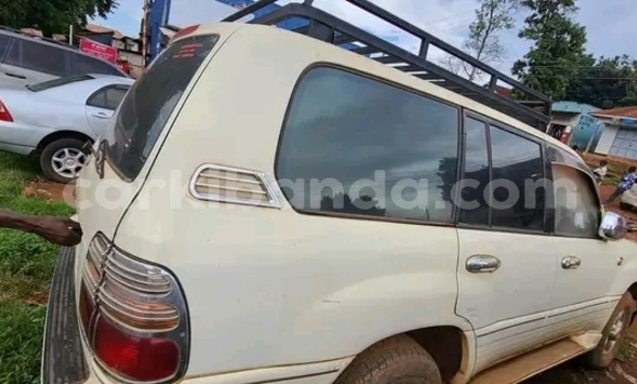 Gura Yakoze Toyota Land Cruiser White Imodoka i Bundibugyo mu Western Gura Yakoze Toyota Land Cruiser White Imodoka i Bundibugyo mu Western