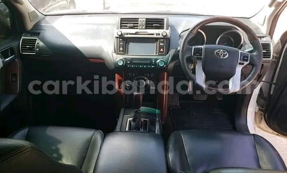 Gura Yakoze Toyota Land Cruiser White Imodoka i Kampala mu Uganda Gura Yakoze Toyota Land Cruiser White Imodoka i Kampala mu Uganda