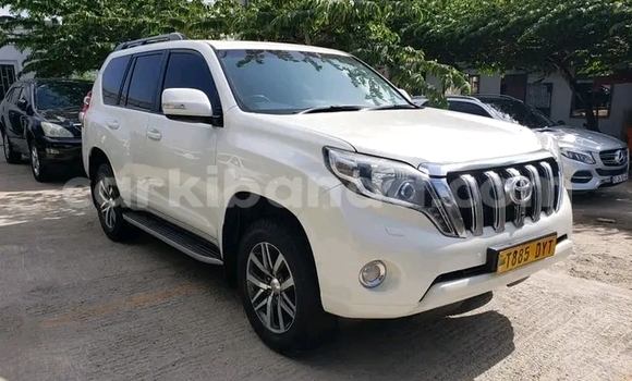 Gura Yakoze Toyota Land Cruiser White Imodoka i Kampala mu Uganda Gura Yakoze Toyota Land Cruiser White Imodoka i Kampala mu Uganda