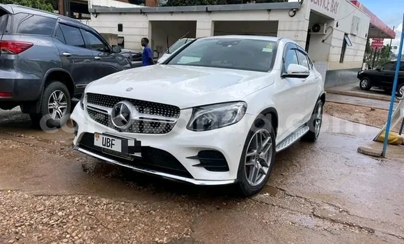 Gura Yakoze Mercedes-Benz GLC 250D White Imodoka i Kagadi mu Western Gura Yakoze Mercedes-Benz GLC 250D White Imodoka i Kagadi mu Western