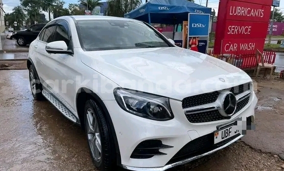 Gura Yakoze Mercedes-Benz GLC 250D White Imodoka i Kagadi mu Western Gura Yakoze Mercedes-Benz GLC 250D White Imodoka i Kagadi mu Western