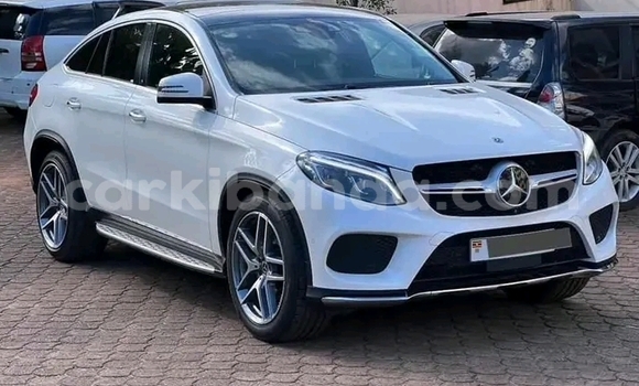 Gura Yakoze Mercedes-Benz GLC 250D White Imodoka i Kagadi mu Western Gura Yakoze Mercedes-Benz GLC 250D White Imodoka i Kagadi mu Western
