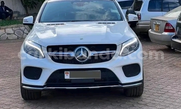 Gura Yakoze Mercedes-Benz GLC 250D White Imodoka i Kagadi mu Western Gura Yakoze Mercedes-Benz GLC 250D White Imodoka i Kagadi mu Western