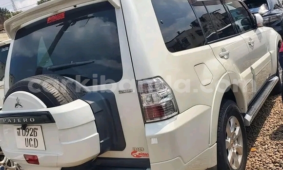 Gura Yakoze Mitsubishi Pajero White Imodoka i Bundibugyo mu Western Gura Yakoze Mitsubishi Pajero White Imodoka i Bundibugyo mu Western